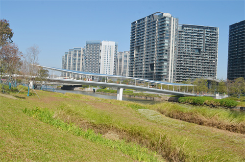 輕盈飄逸，ETFE人行天橋?yàn)槌鞘性鎏硪坏黎诧L(fēng)景線